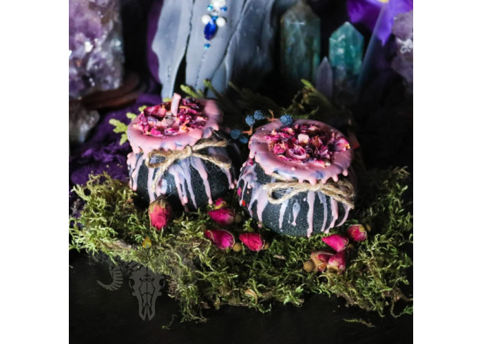 Witch's Cauldron Candle to attract love