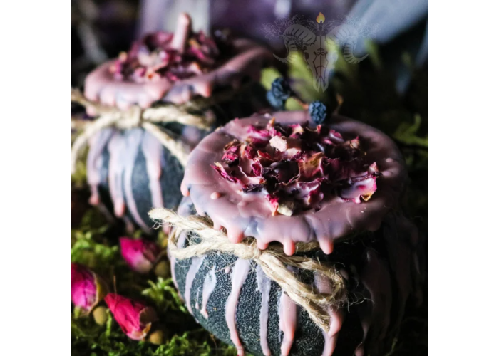 Witch's Cauldron Candle to attract love