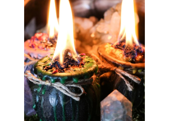 Witch's Cauldron Candle to attract love