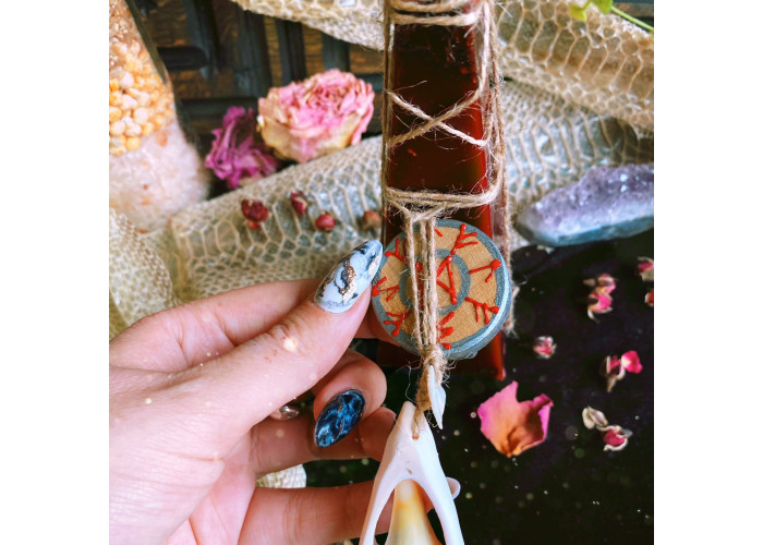 The candle "Queen of Cobras" that grants beauty, charisma and luck for women