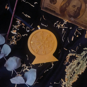 Candle «Wheel of recognition» that attracts customers 