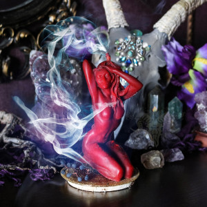 The candle Feminine Power reveals femininity