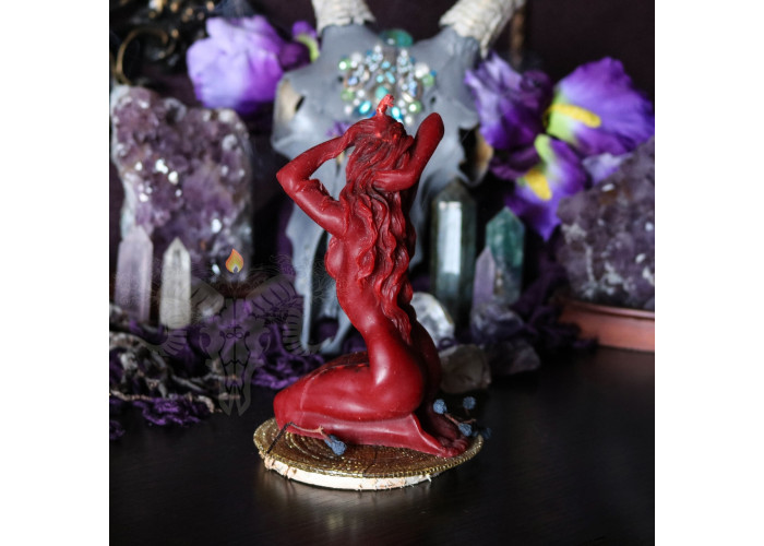 The candle Feminine Power reveals femininity
