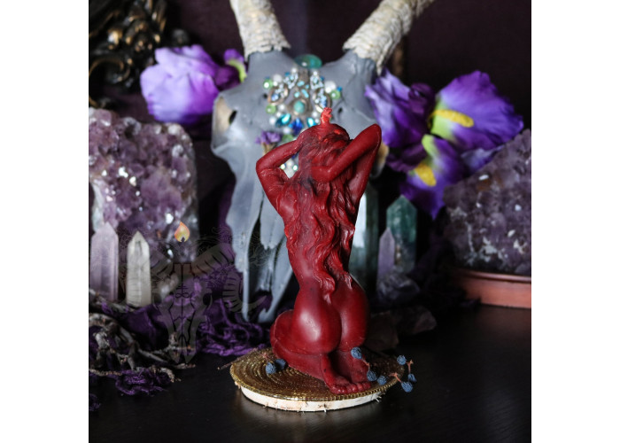 The candle Feminine Power reveals femininity