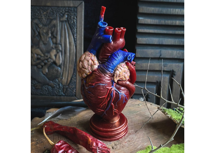 The candle "Unchained Heart" sets one free from tormenting love and emotions