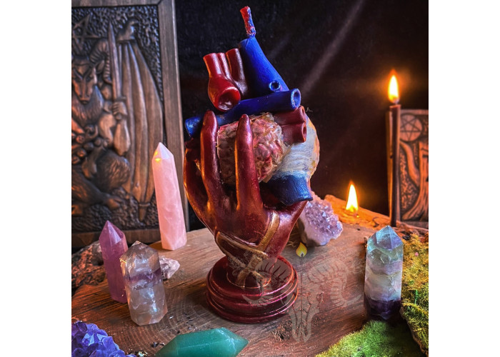 The candle "Unchained Heart" sets one free from tormenting love and emotions