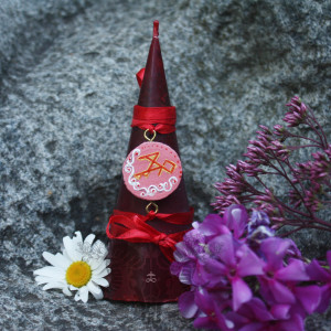 The candle “Flame of Love for Marriage” attracts love to your life and helps to get a marriage proposal