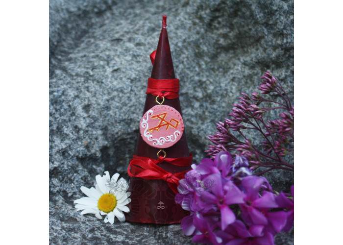 The candle “Flame of Love for Marriage” attracts love to your life and helps to get a marriage proposal