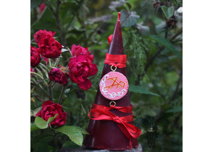 The candle “Flame of Love for Marriage” attracts love to your life and helps to get a marriage proposal