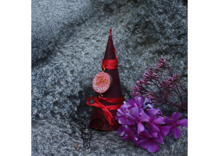 The candle “Flame of Love for Marriage” attracts love to your life and helps to get a marriage proposal