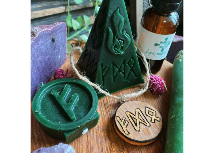Candle with an amulet «Financial flow» 